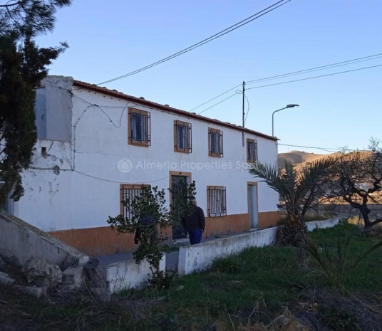 Farmhouse met 4 slaapkamers in Velez Rubio